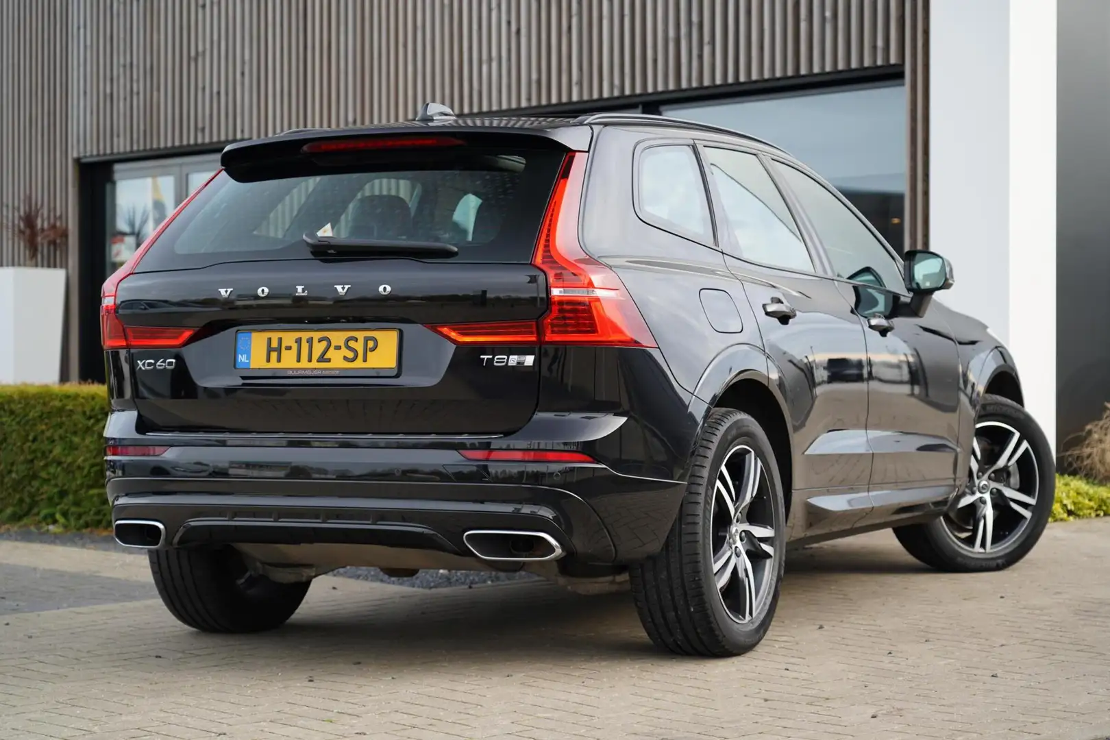 Volvo XC60 2.0 T8 Twin Engine AWD R-Design | Dealer onderhoud Zwart - 2