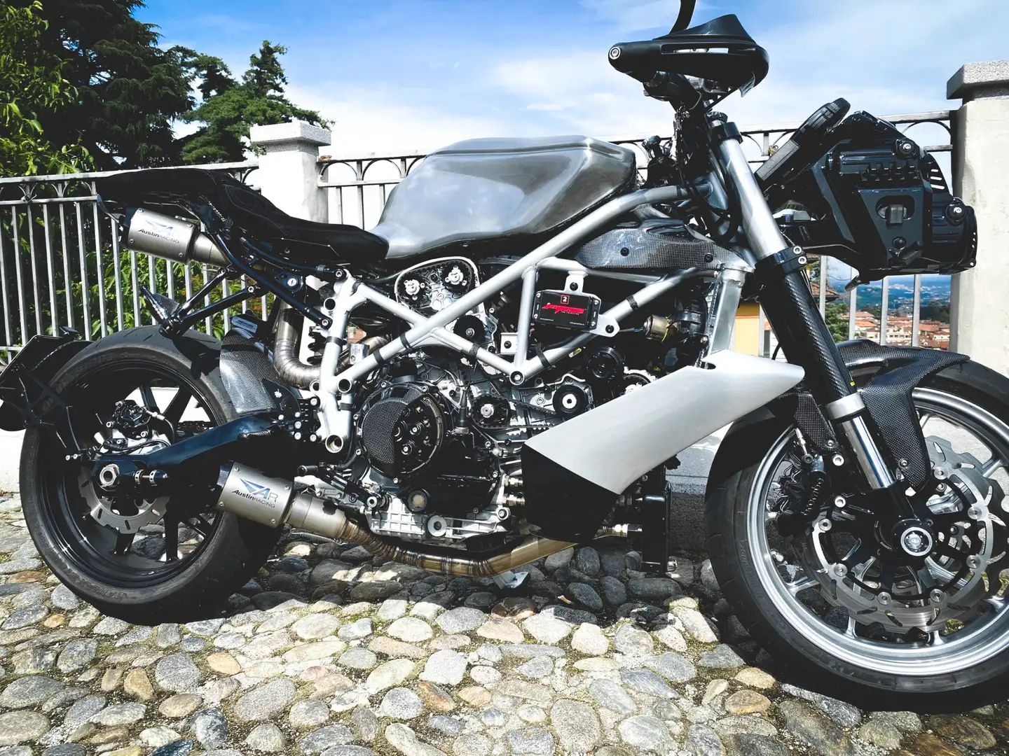 Ducati 749 Ducati 749 Special Street Fighter/Cafe’ Racer Argento - 1