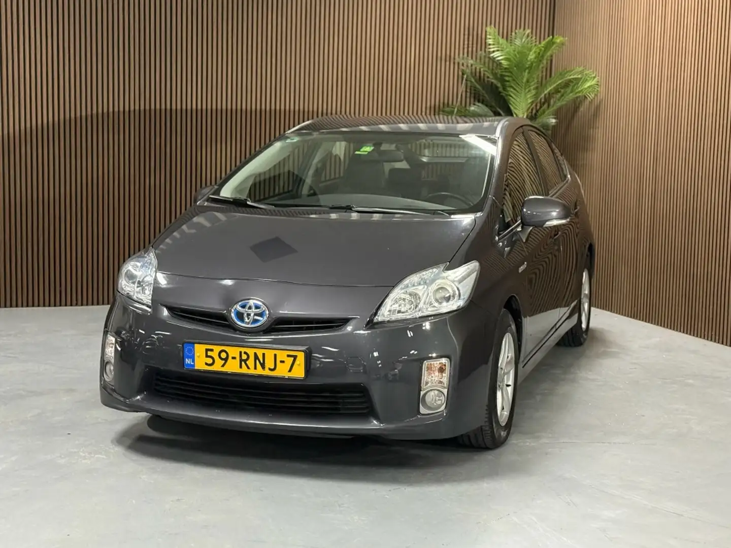 Toyota Prius 1.8 Aspiration Grijs - 2