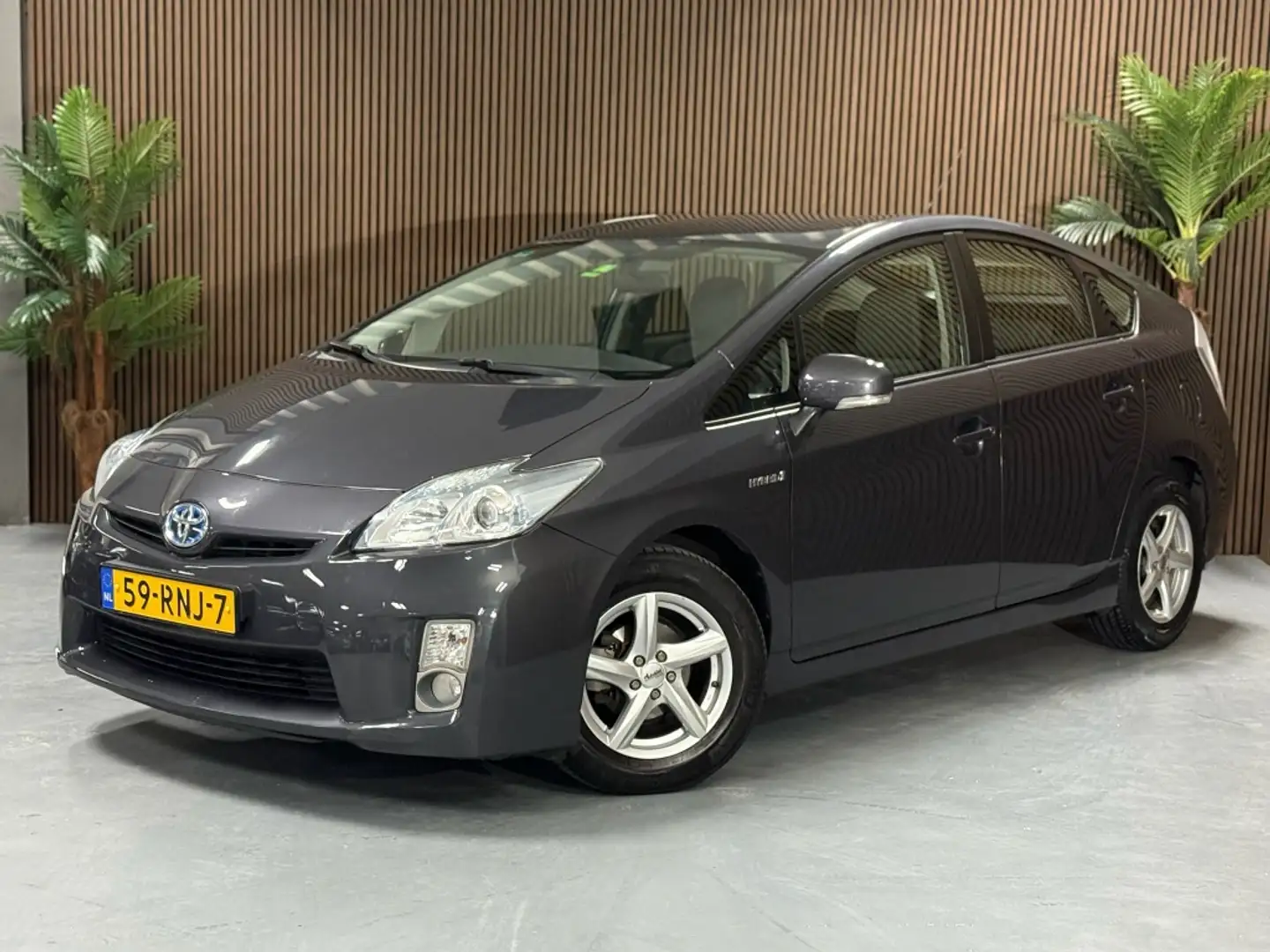 Toyota Prius 1.8 Aspiration Grijs - 1