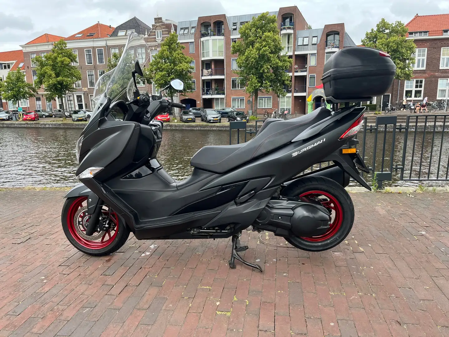 Suzuki Burgman 400 Zwart - 2