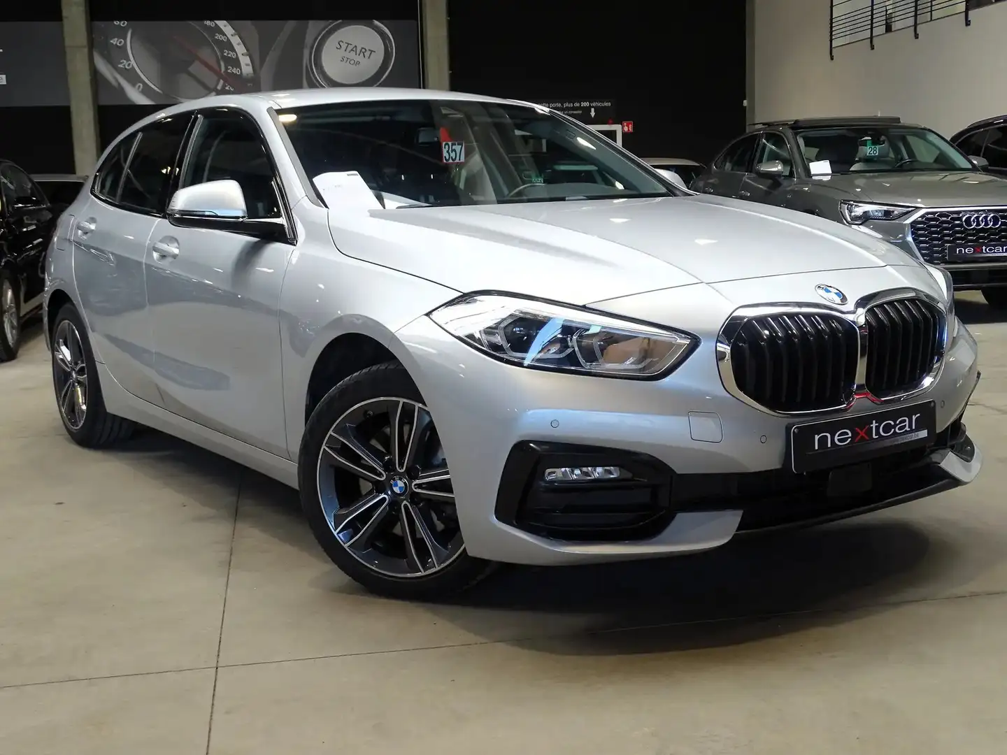 BMW 118 iA Hatch Sportline *FULL LED-NAVI-DIGITAL-PARKING* Zilver - 2