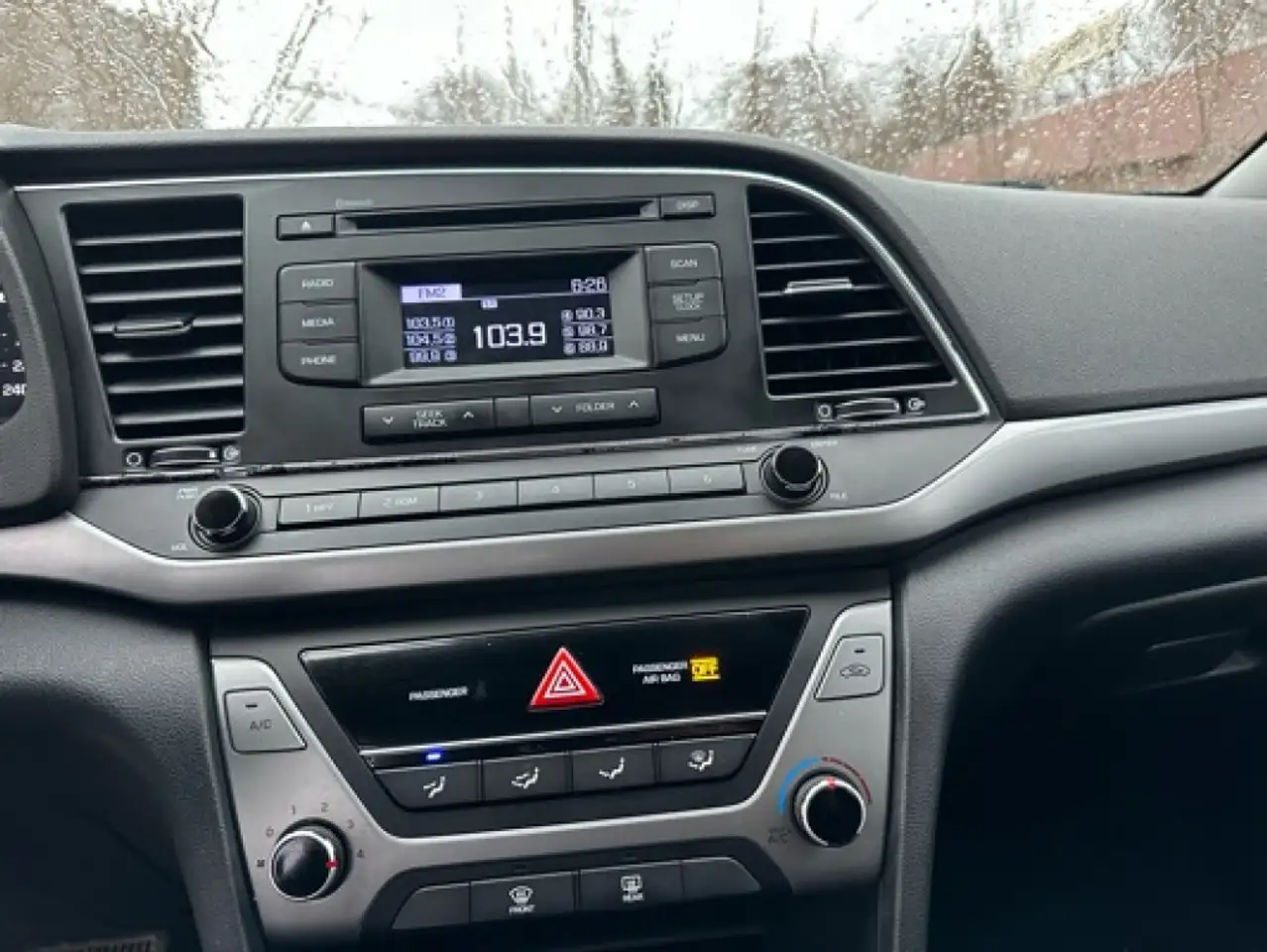 Hyundai ELANTRA снимка Hyundai ELANTRA