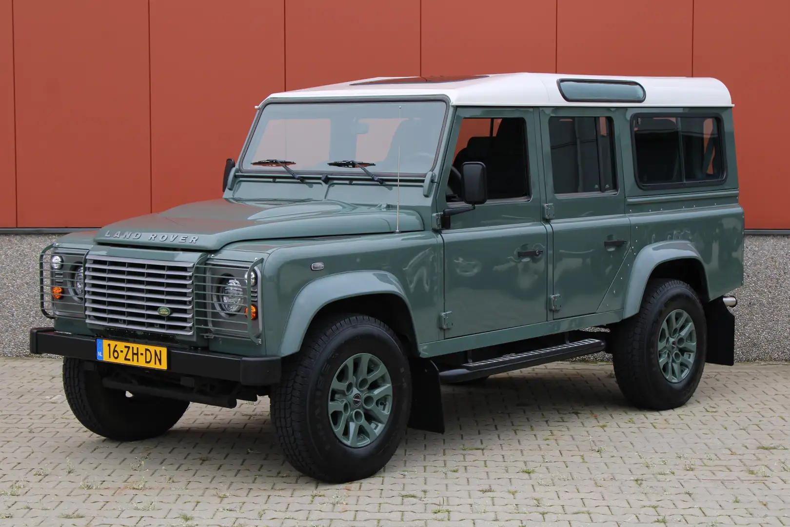 Land Rover Defender 110- 2.4 TD Station Wagon X-Tech 7- seater Groen - 1