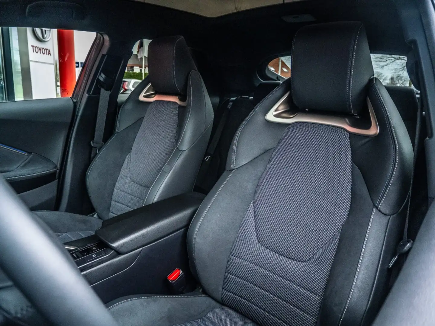 Toyota C-HR 1.8 Hybrid Executive Burdeos - 2