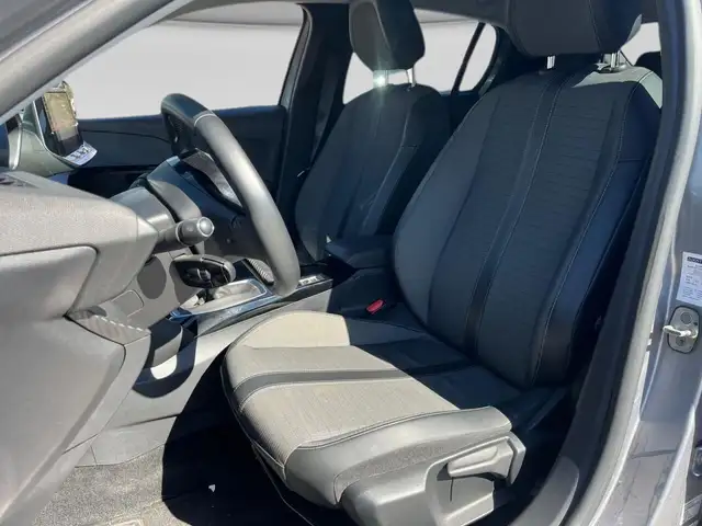 Peugeot 208 view 9