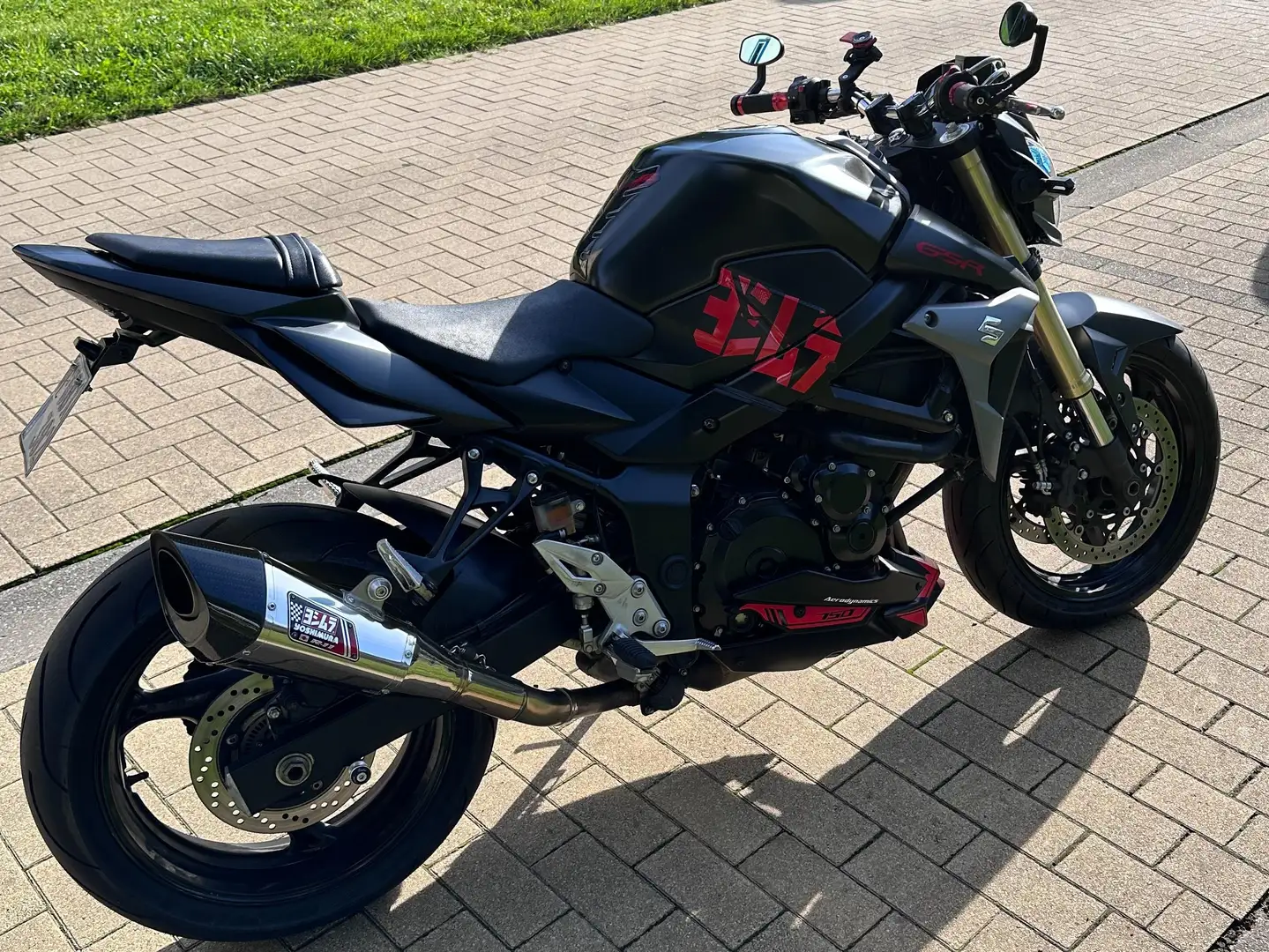 Suzuki GSR 750 Noir - 2