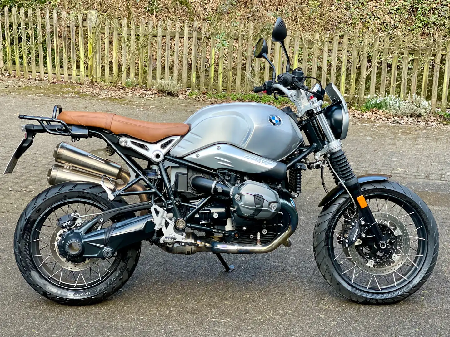 BMW R 12 nineT Scrambler Stříbrná - 2