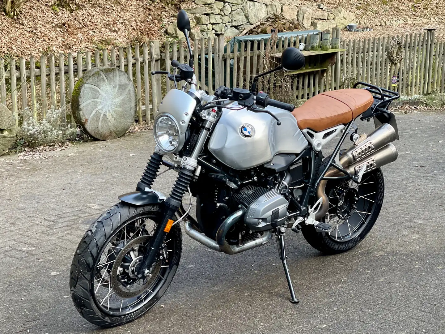 BMW R 12 nineT Scrambler Stříbrná - 1