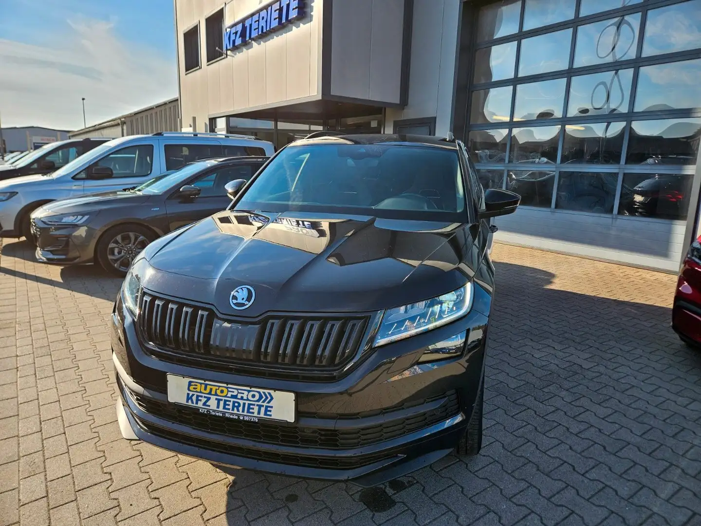 Skoda Kodiaq Sportline 4x4 AHK RFK SHZ ACC Schwarz - 1
