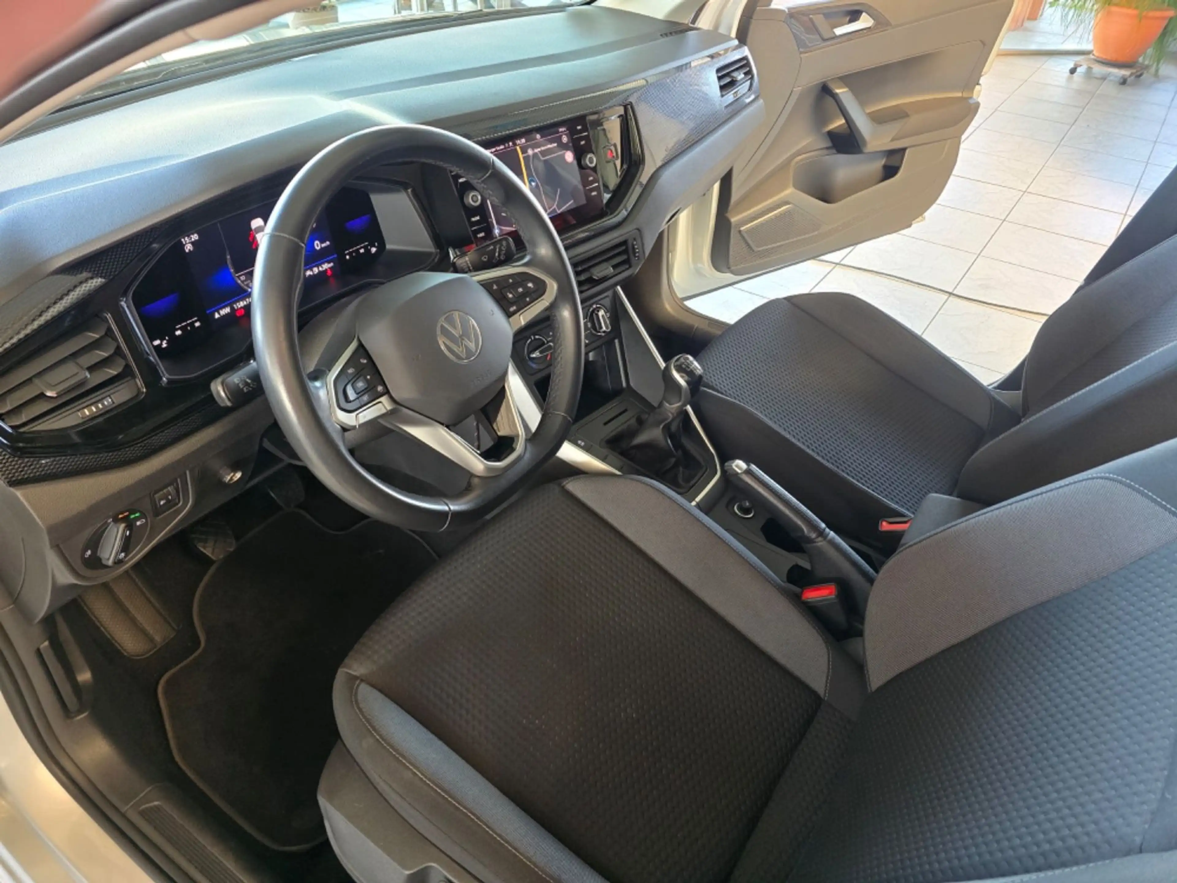 Volkswagen Polo VI 1.0 Life NAVI SHZ LED VIRTUAL MFL PDC — photo 11