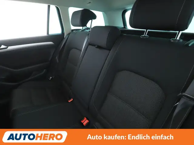 Volkswagen Passat view 6