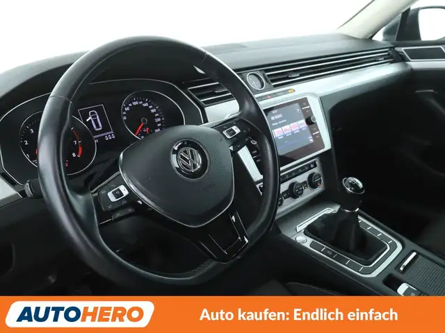 Volkswagen Passat view 3