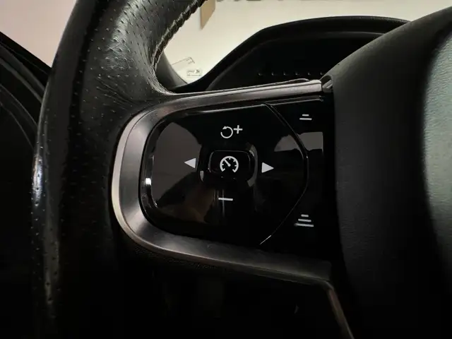 Volvo XC90 view 12