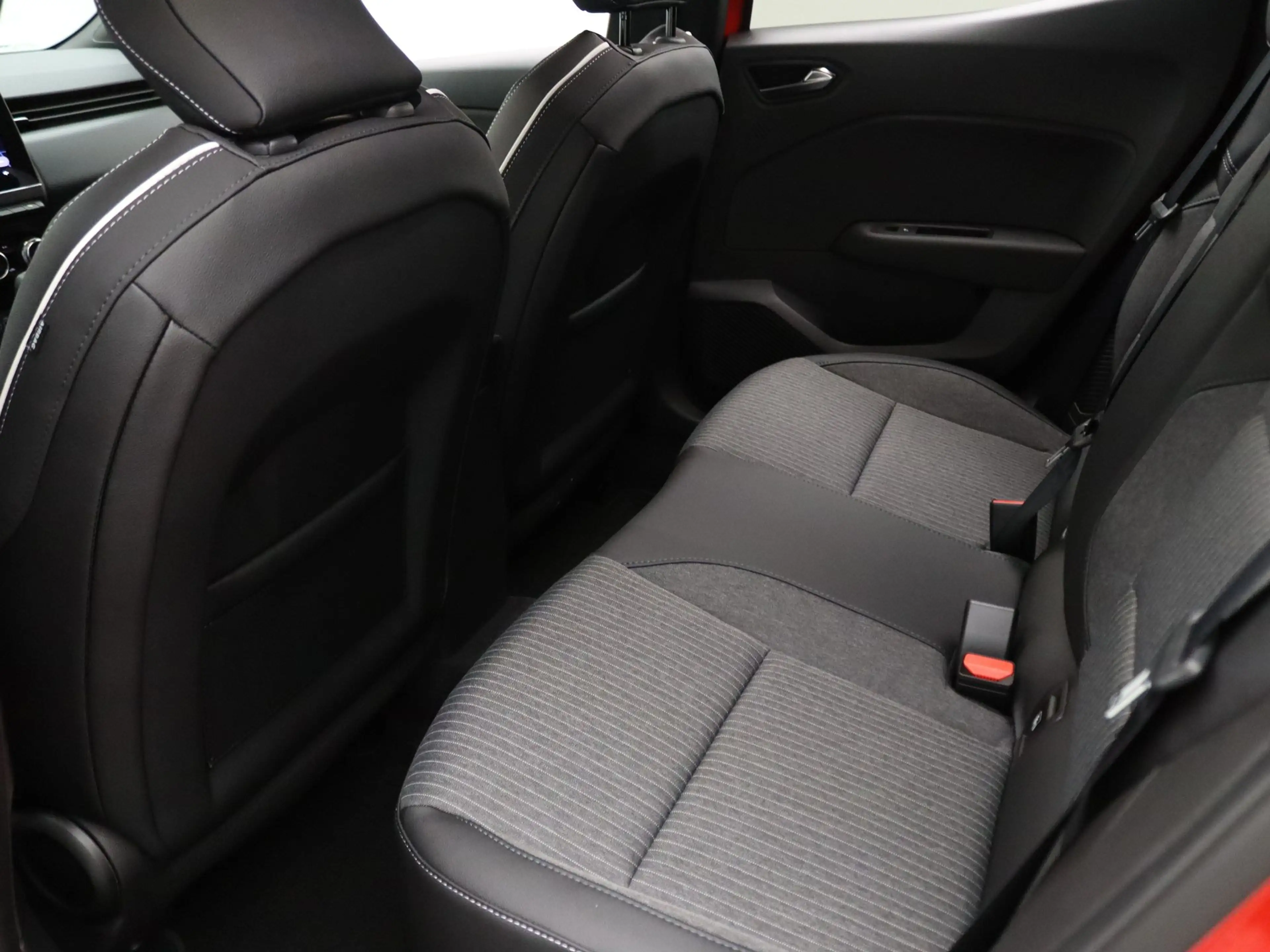 Mitsubishi Colt 140pk HEV Intense+ Automaat Camera | Adapt. Cruise — photo 28