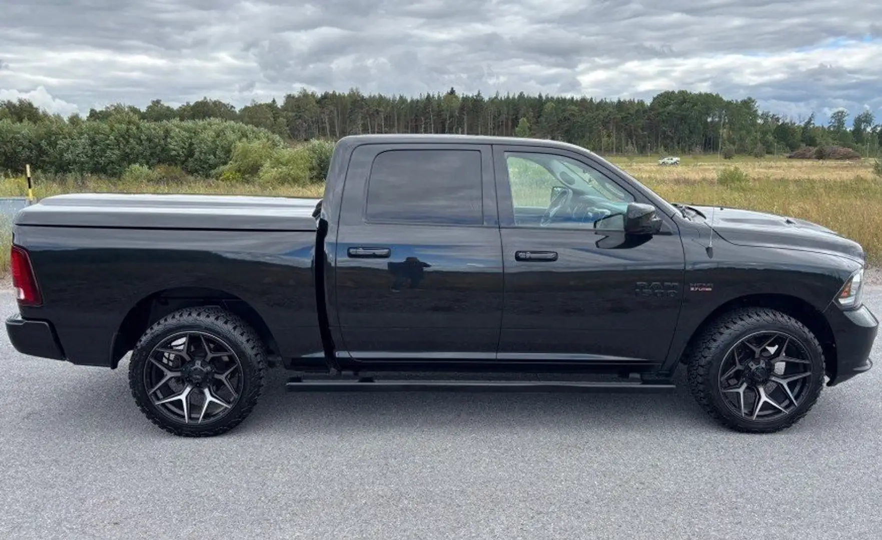 Dodge RAM 1500 Schwarz - 1
