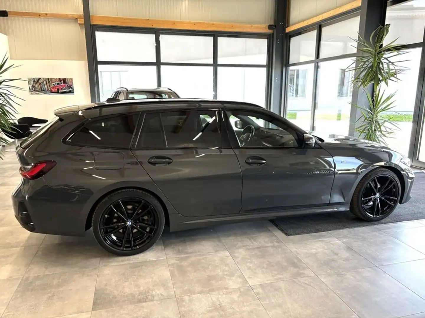 BMW 320 d Touring xDrive M-Sport *LED*PDC*NAV*STH*AHK* Grau - 2