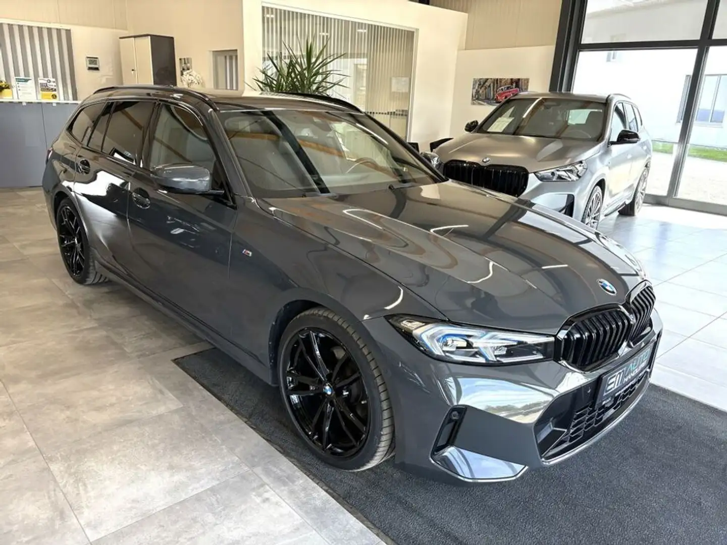 BMW 320 d Touring xDrive M-Sport *LED*PDC*NAV*STH*AHK* Grau - 1