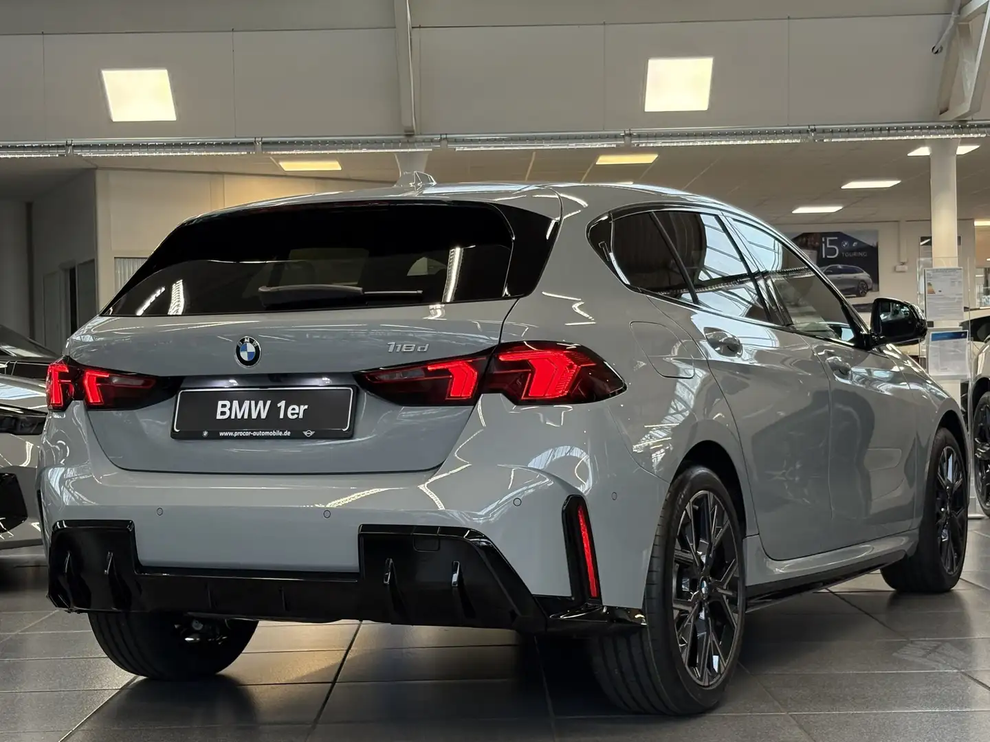 BMW 118 d MSport DA DA+ PA+ HuD H/K Grijs - 2