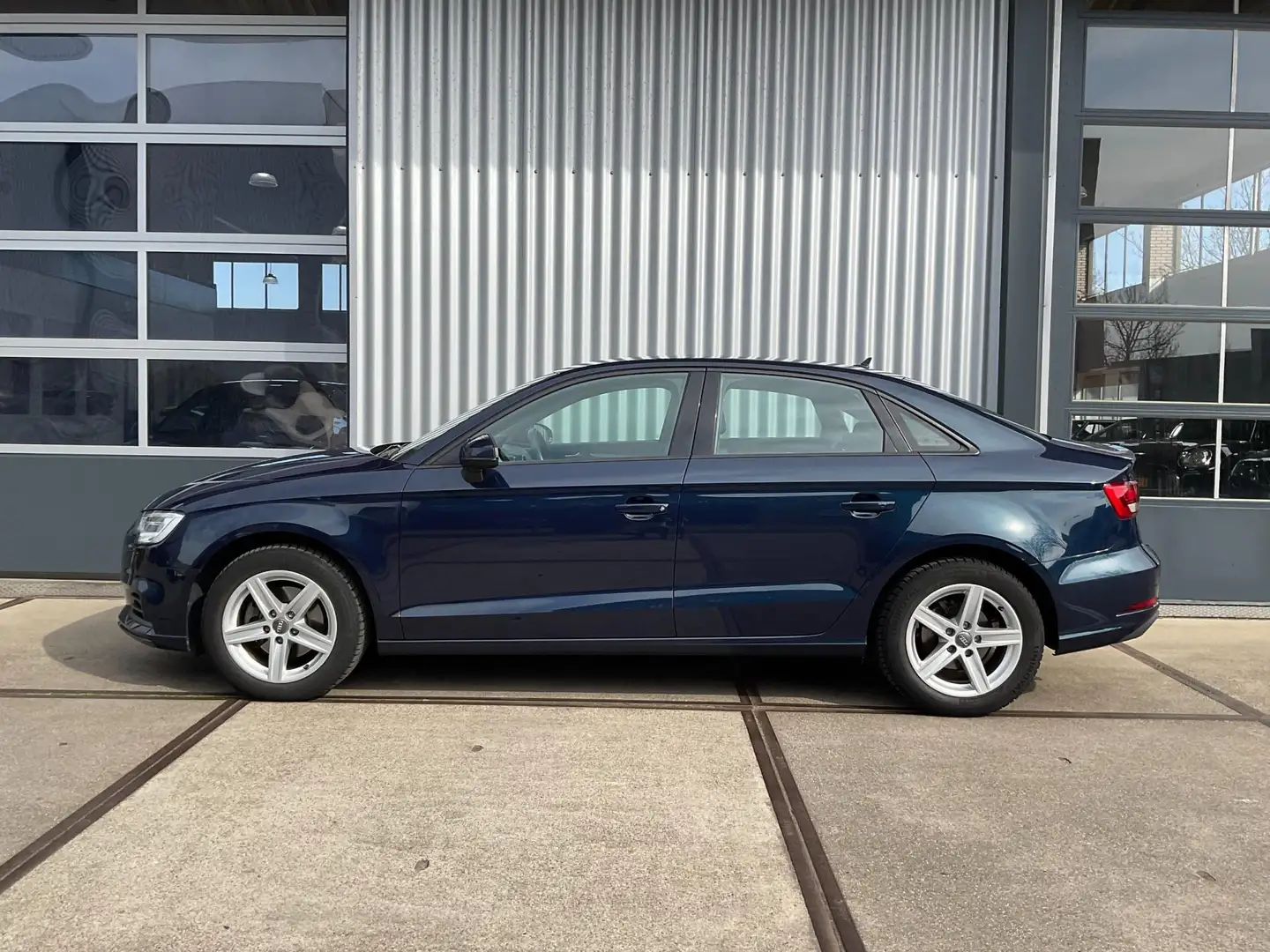 Audi A3 Limousine 30 TFSI Pro Line Blau - 2