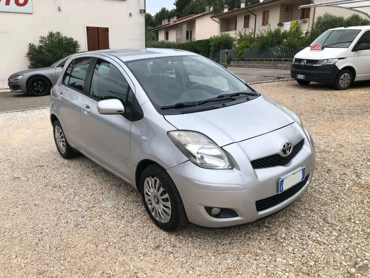 Toyota Yaris 1.3 5 porte Sol OK NEOPATENTATI Grau - 2