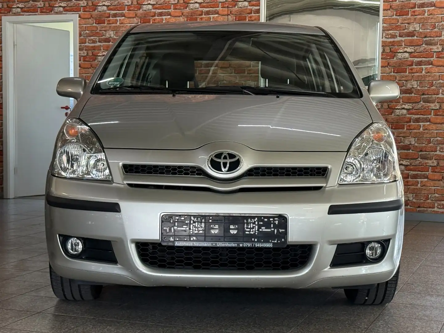 Toyota Corolla Verso 1.8 Sol-Aut.-7 Sitze-AHK-1.Hand Silber - 2