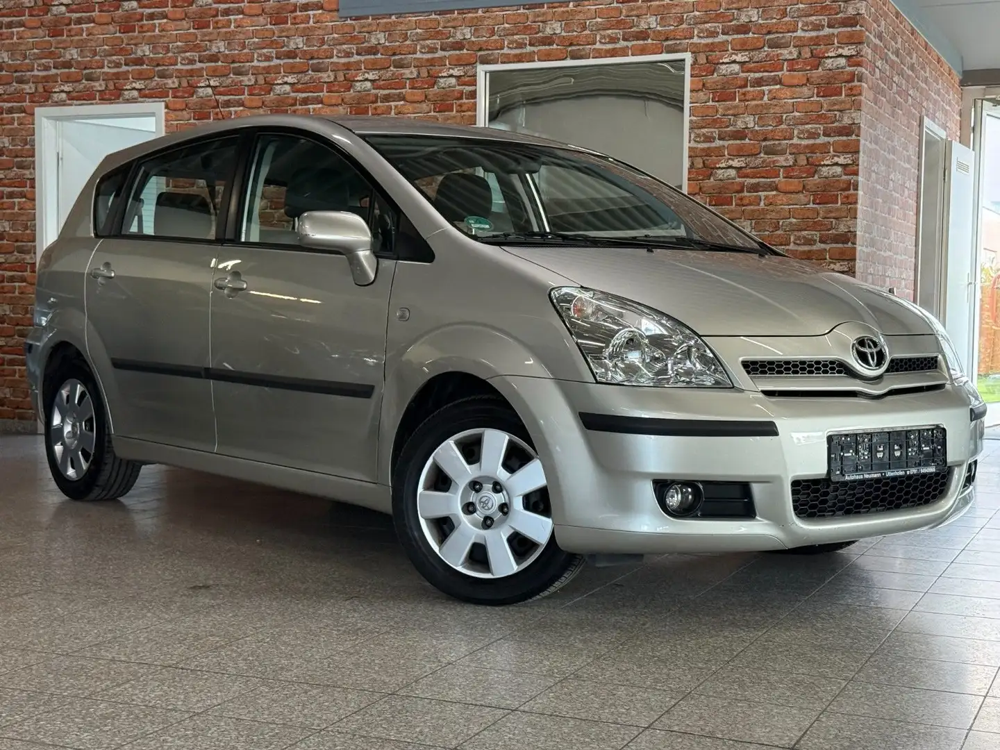 Toyota Corolla Verso 1.8 Sol-Aut.-7 Sitze-AHK-1.Hand Silber - 1