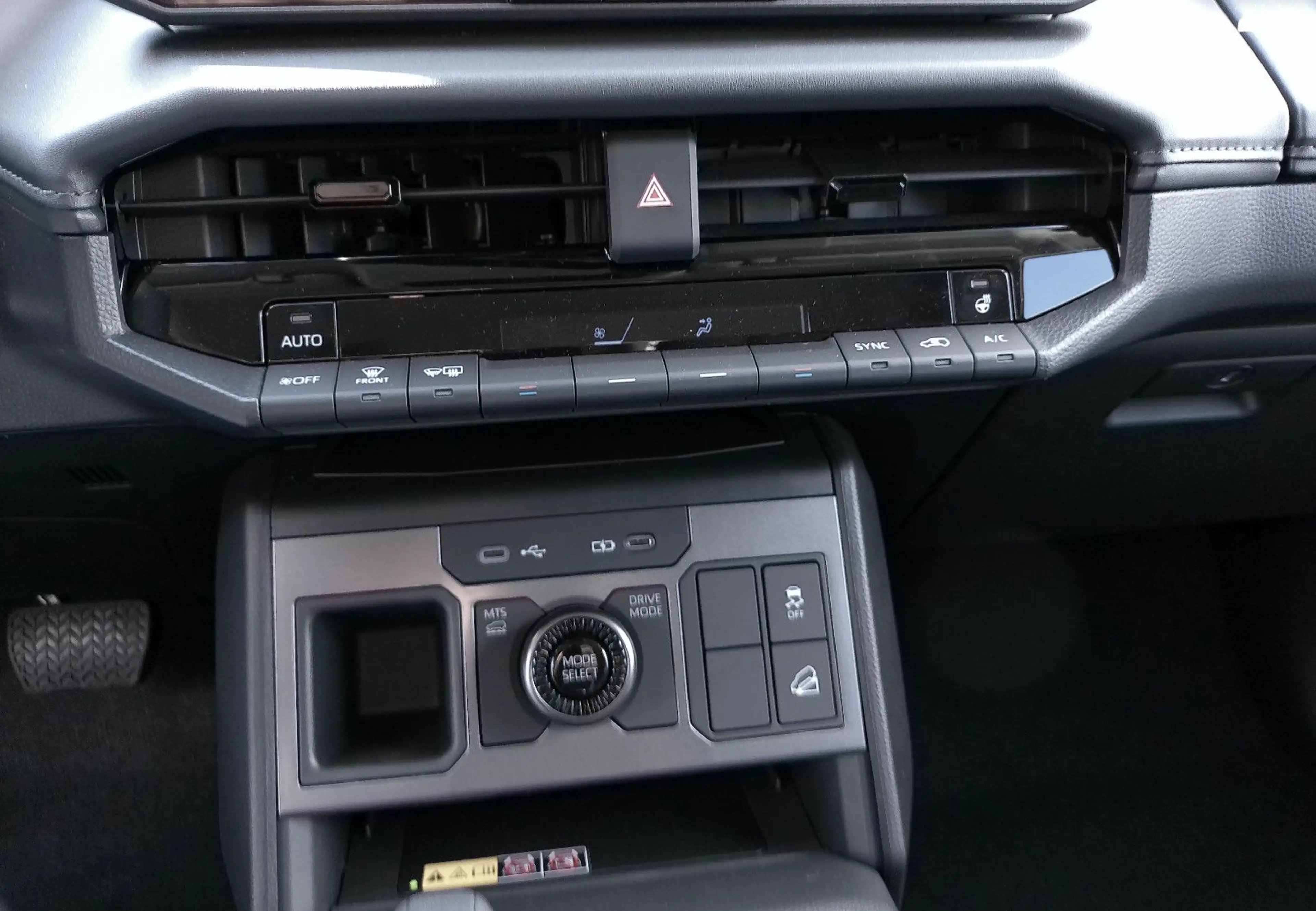 Toyota Hilux Double Cab Electric 144 kW 4x4 Executive — photo 12