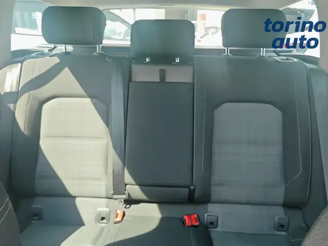 Volkswagen Passat view 20