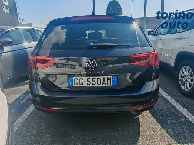 Volkswagen Passat view 3