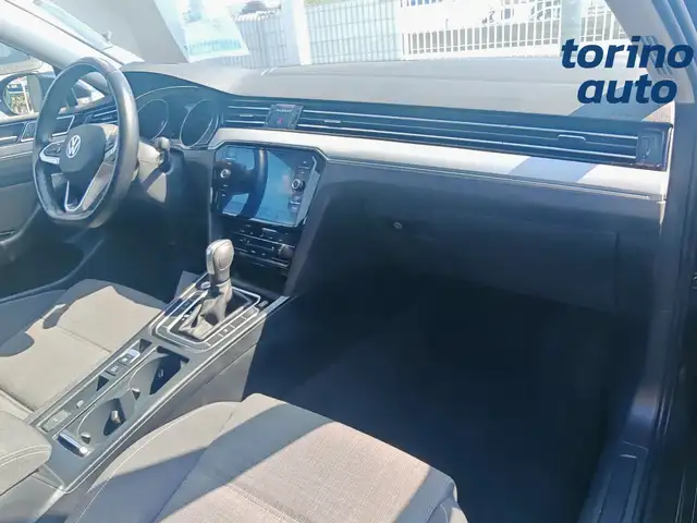 Volkswagen Passat view 4