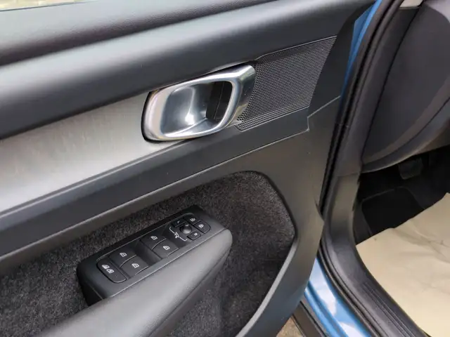 Volvo XC40 view 10