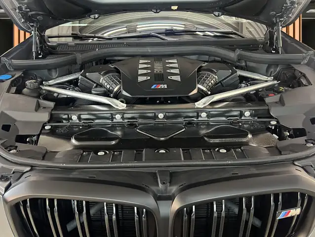 BMW X5 M view 3