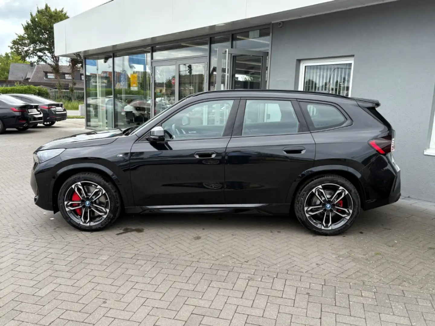 BMW iX1 xDrive 30 M-Sport Pro AHK HuD Harman Schwarz - 2