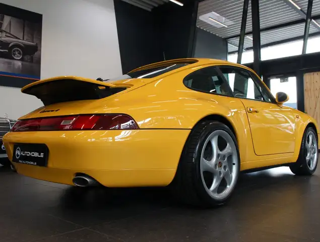 Porsche 911 view 17