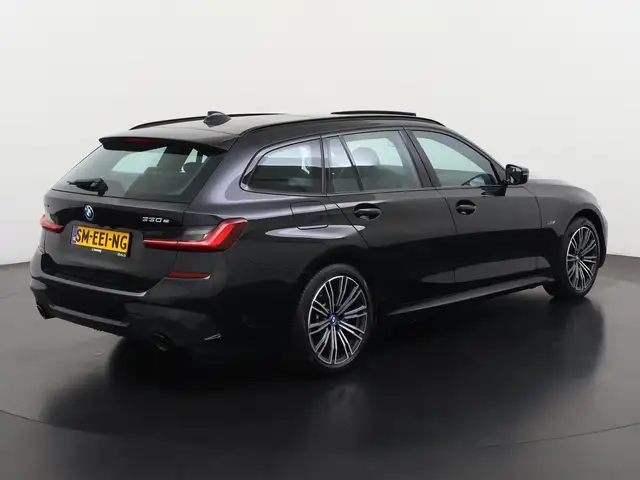 BMW 3 Series view 4