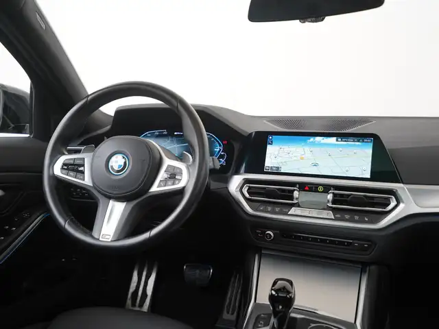 BMW 3 Series view 6