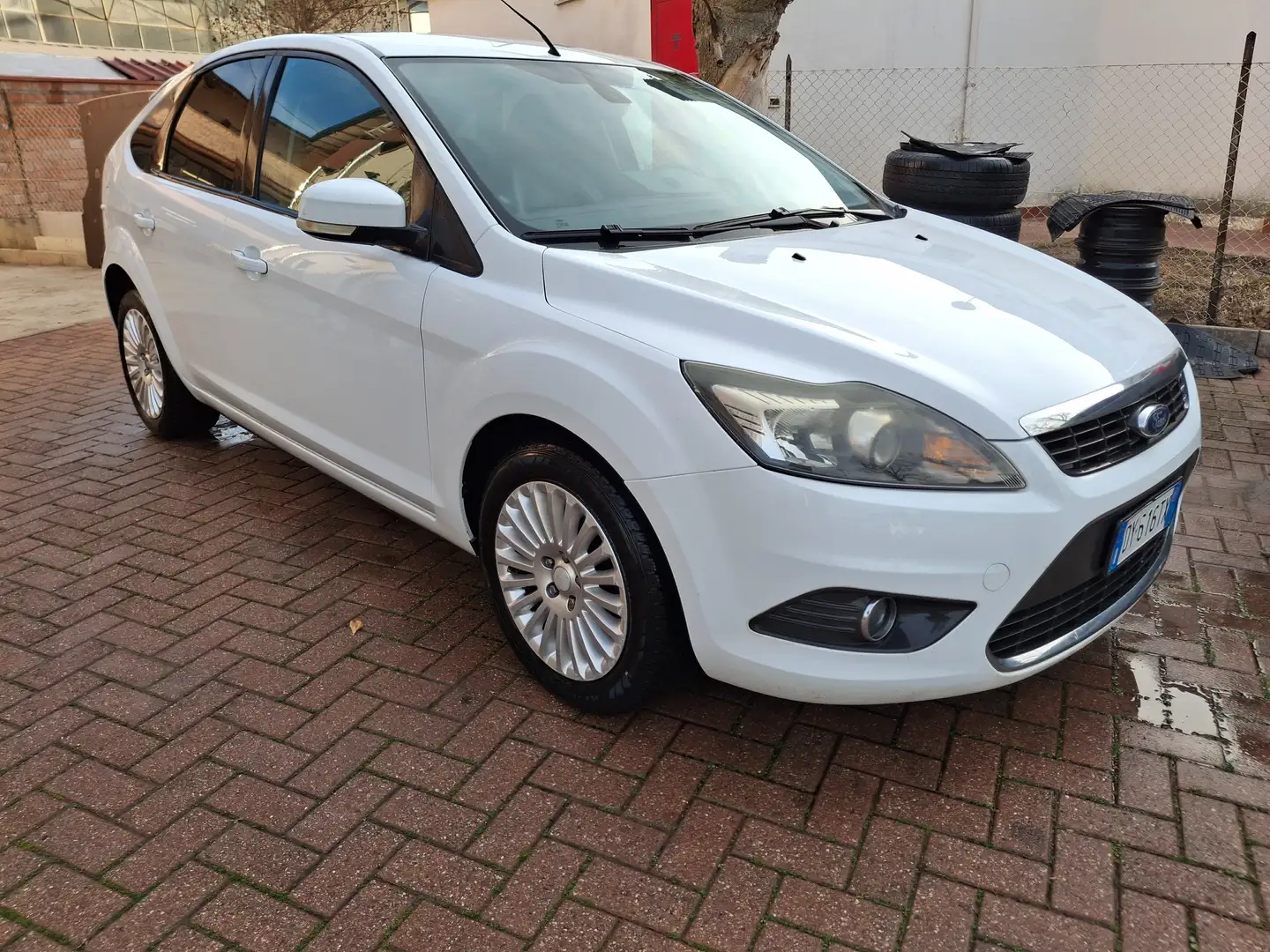 Ford Focus Focus II 2008 5p 2.0 Titanium Gpl 145cv Weiß - 1