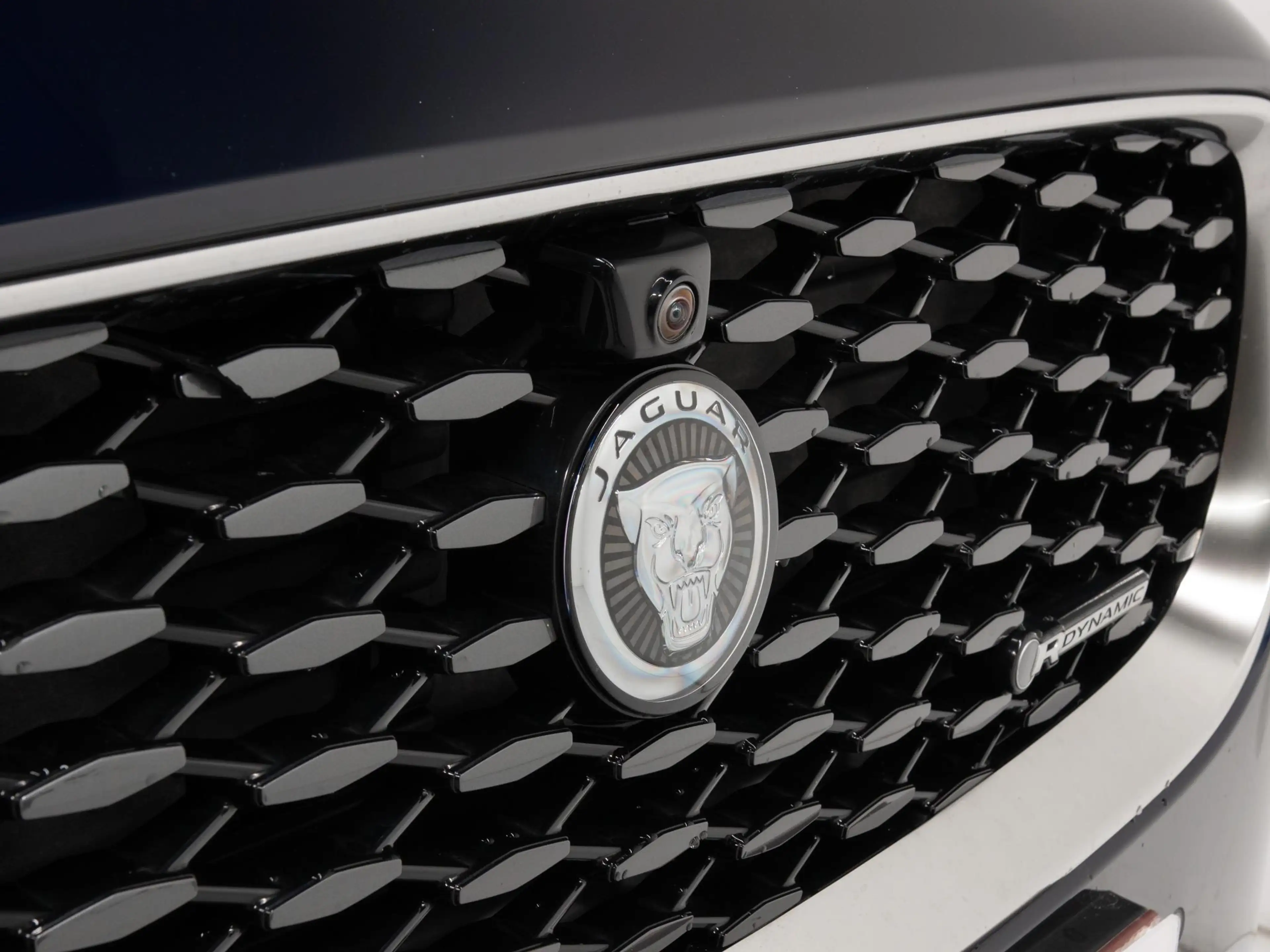 Jaguar E-Pace 2.0 D200 AWD R-Dynamic SE — photo 11