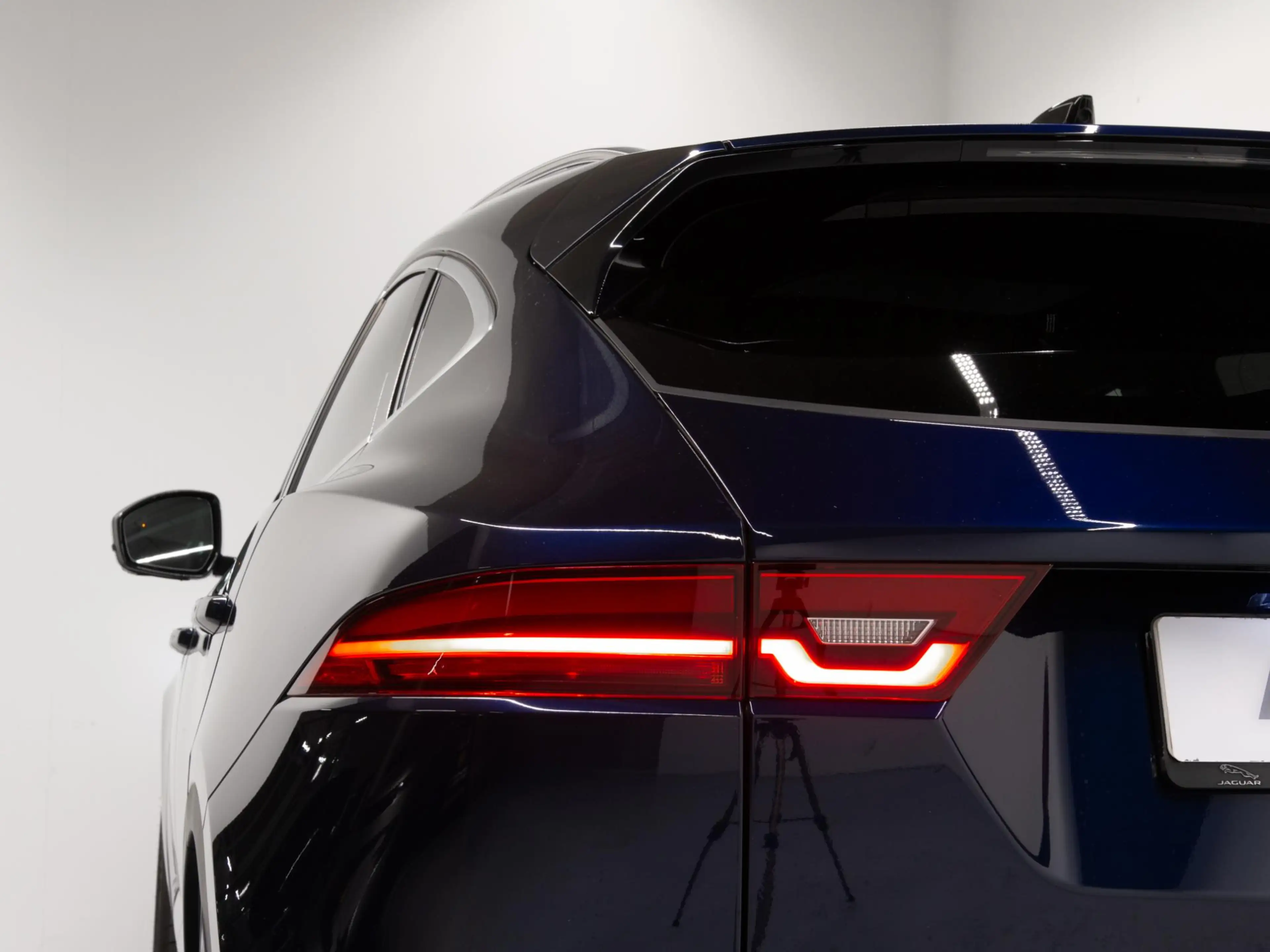 Jaguar E-Pace 2.0 D200 AWD R-Dynamic SE — photo 14