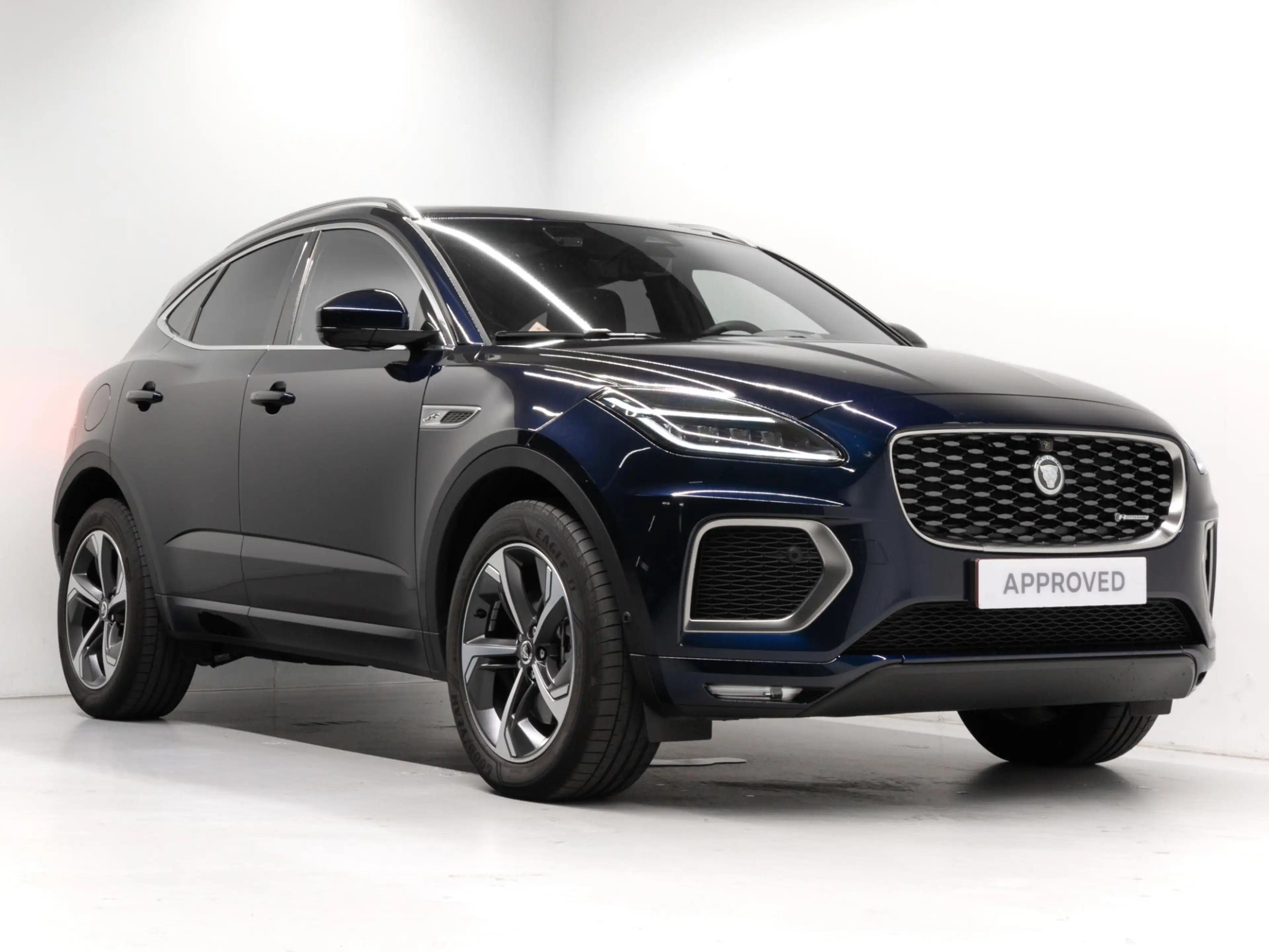 Jaguar E-Pace 2.0 D200 AWD R-Dynamic SE — photo 2