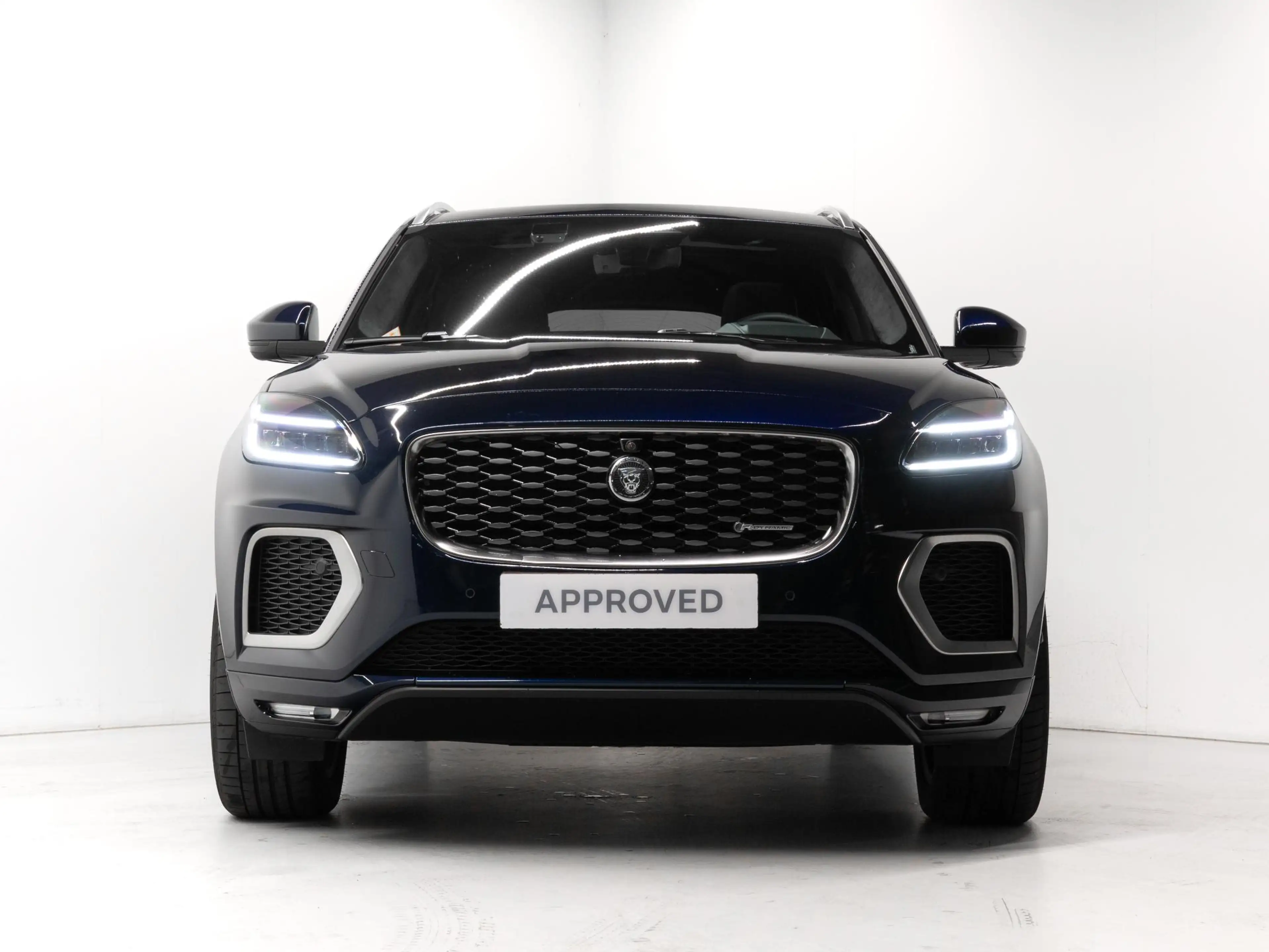 Jaguar E-Pace 2.0 D200 AWD R-Dynamic SE — photo 8