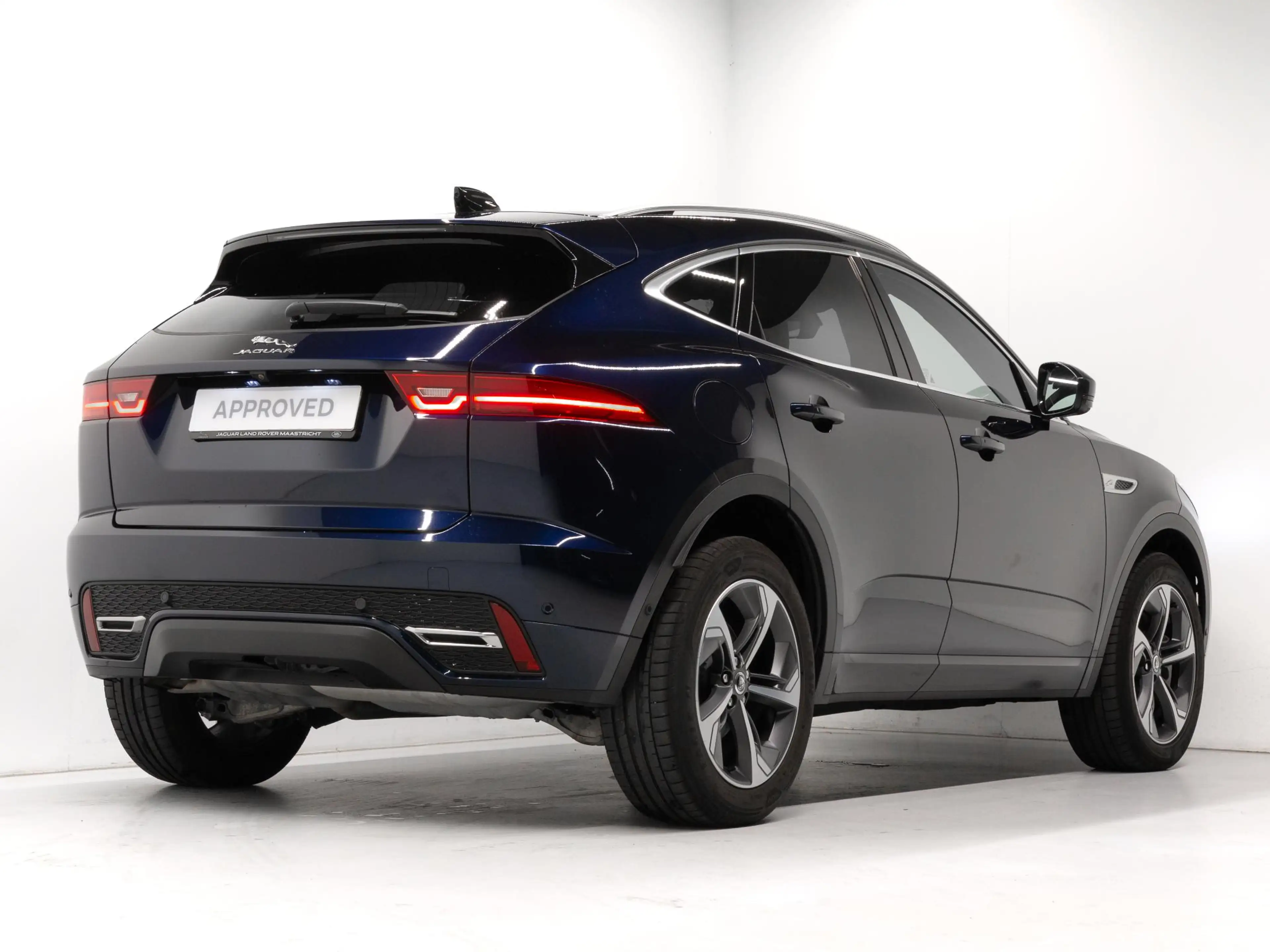 Jaguar E-Pace 2.0 D200 AWD R-Dynamic SE — photo 4