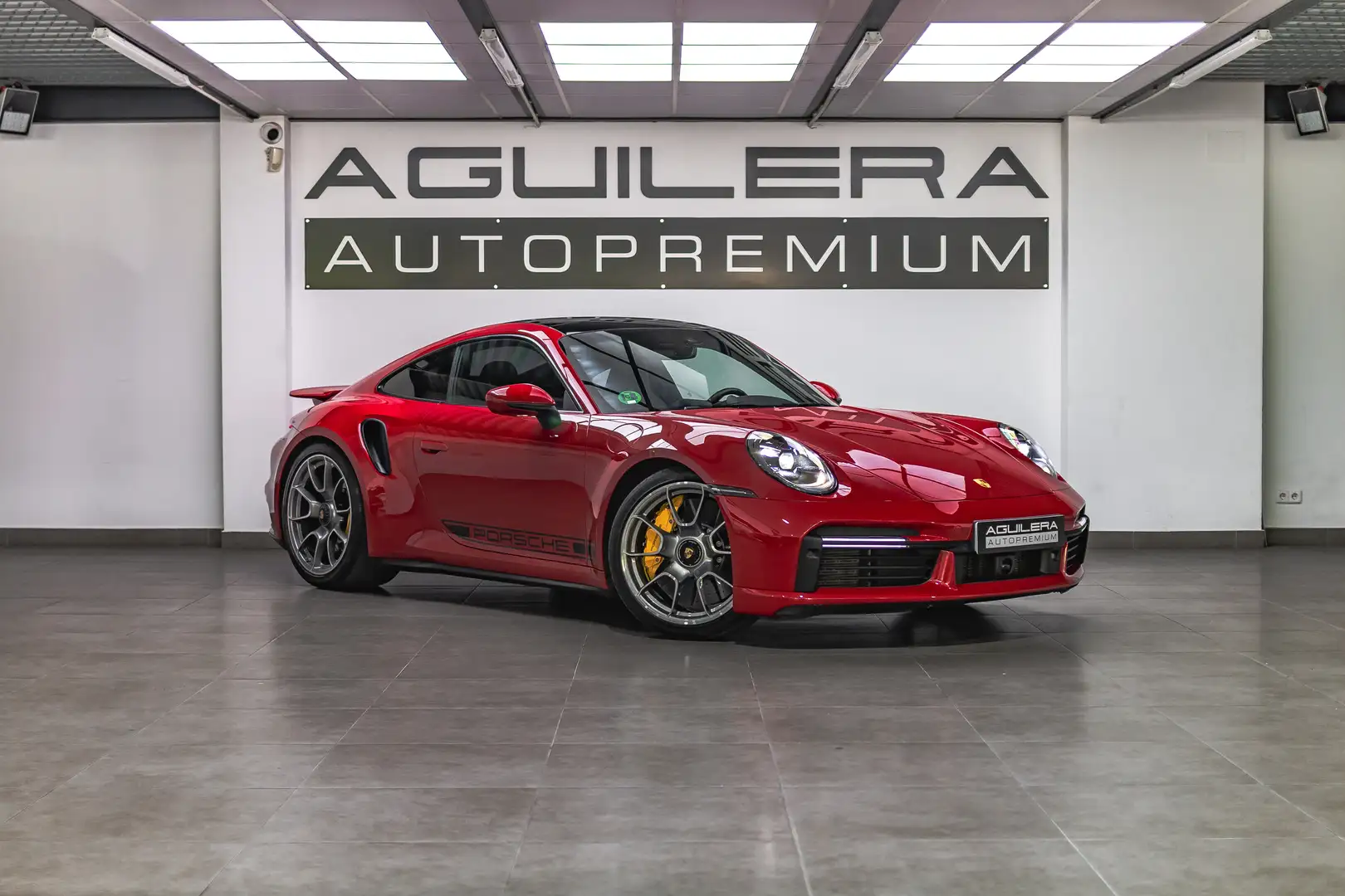 Porsche 992 Turbo S Coupé PDK Rojo - 1