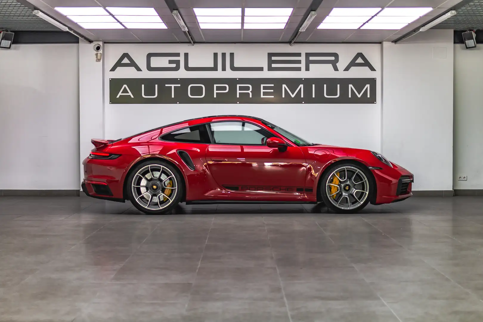Porsche 992 Turbo S Coupé PDK Rojo - 2