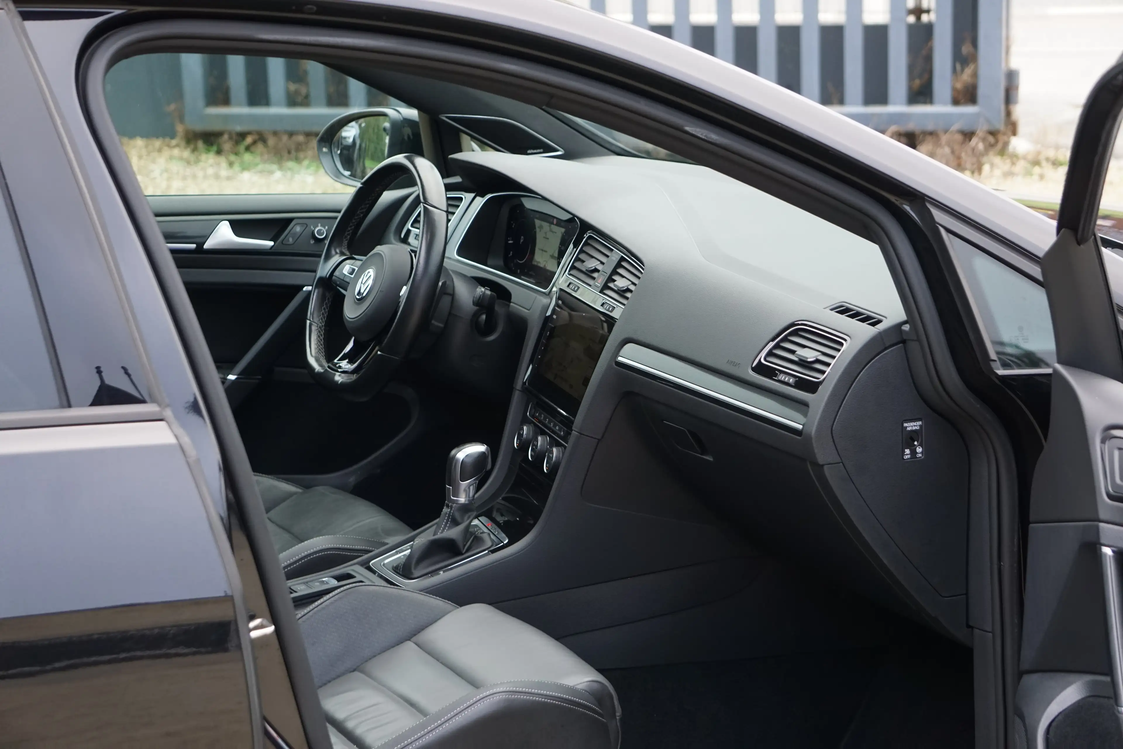 Volkswagen Golf R 2.0 TSI 4Motion COCKPIT DSG PANO CAM DISTRONIC EU6 — photo 13