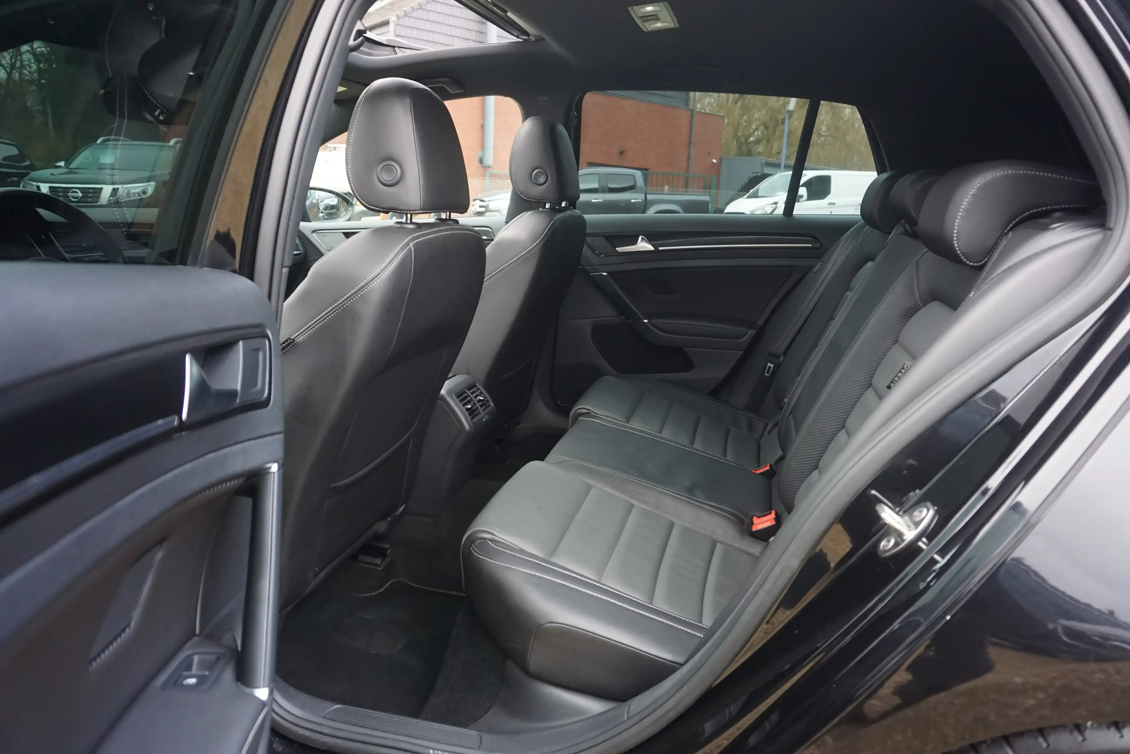 Volkswagen Golf R 2.0 TSI 4Motion COCKPIT DSG PANO CAM DISTRONIC EU6 — photo 10