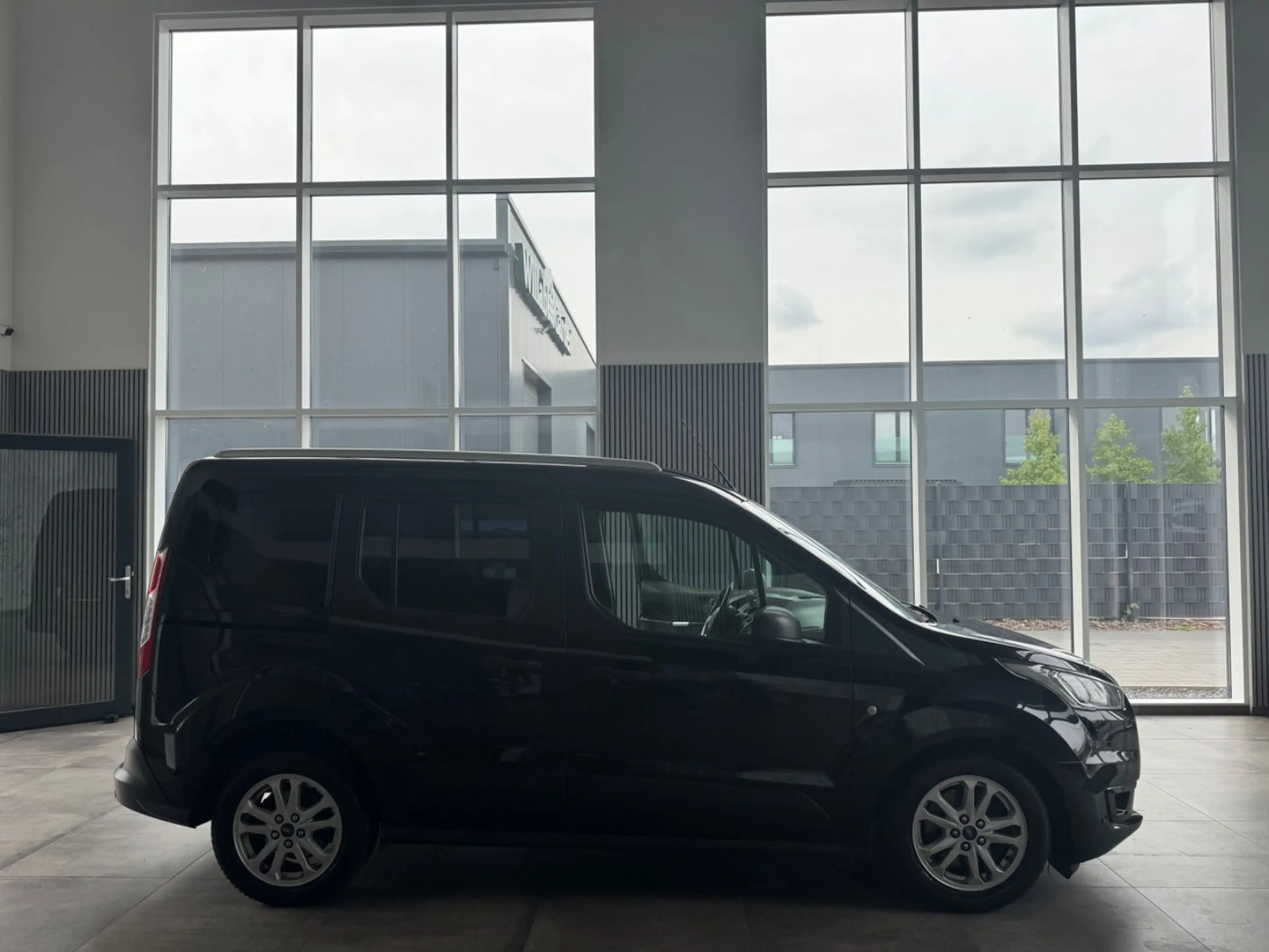 Ford Tourneo Connect — photo 8