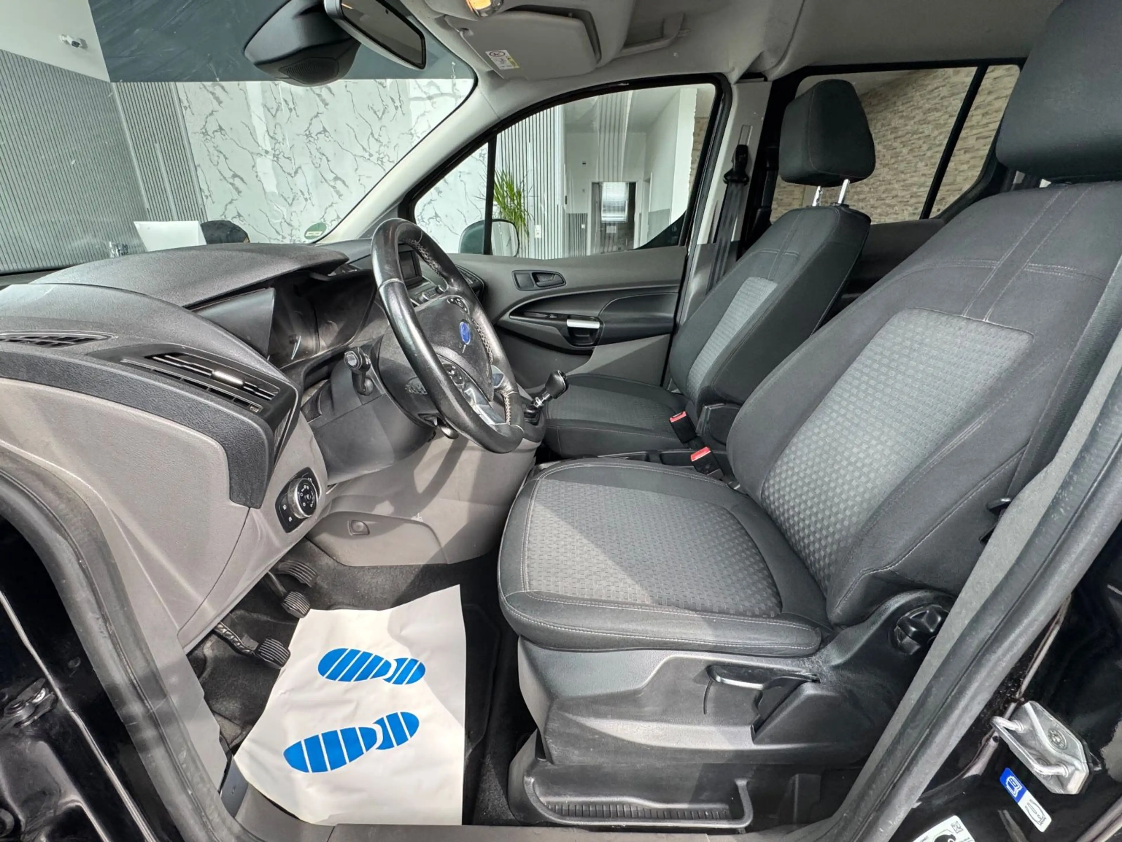 Ford Tourneo Connect — photo 10