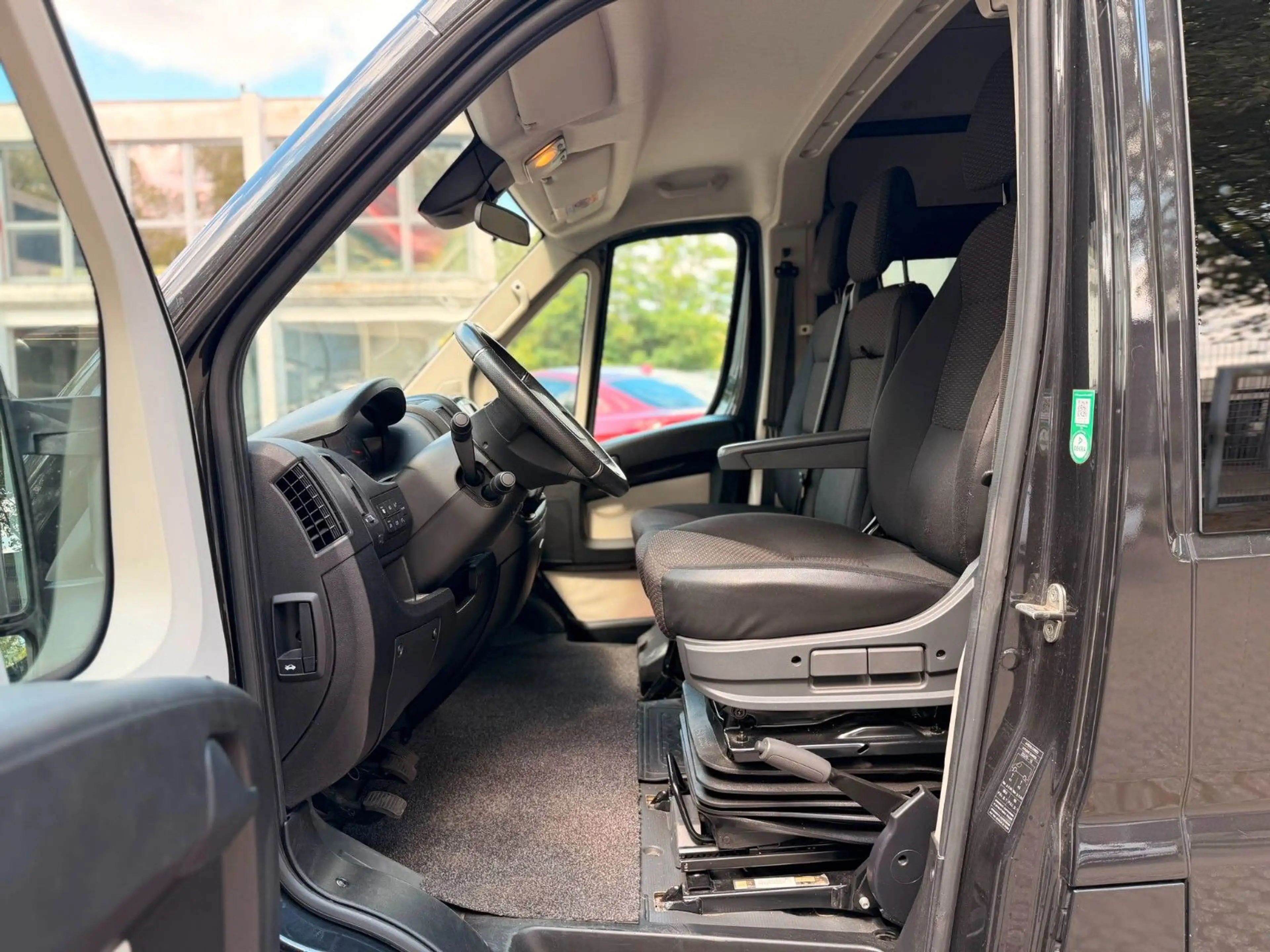 Citroen Jumper Kombi 33 L2H2 Live 9 Sitzer mit Rampe — photo 9